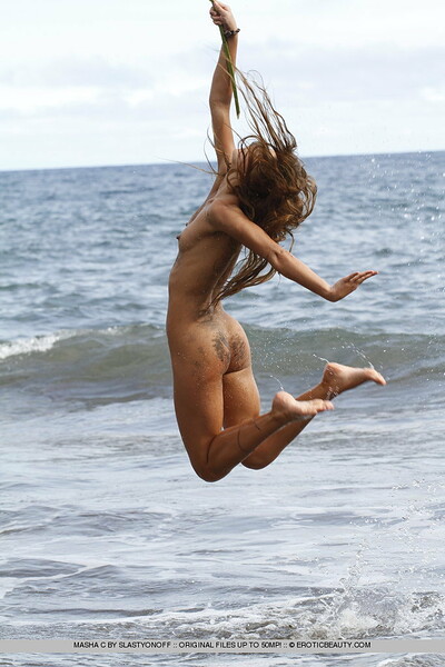 Model Masha C in Ocean Palm